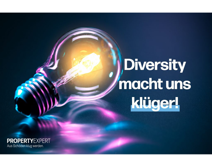 Glühbirne auf dunkelblauem Grund. Rechts der Schriftzug „Diversity macht uns klüger!”