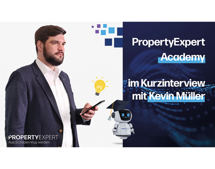 Kevin Müller, Teamleiter Dachdecker bei PX, mit Smartphone in der Hand. Auf der rechten Seite ist ein blauer Hintergrund mit dem Schriftzug: PropertyExpert Academy im Kurzinterview mit Kevin Müller.