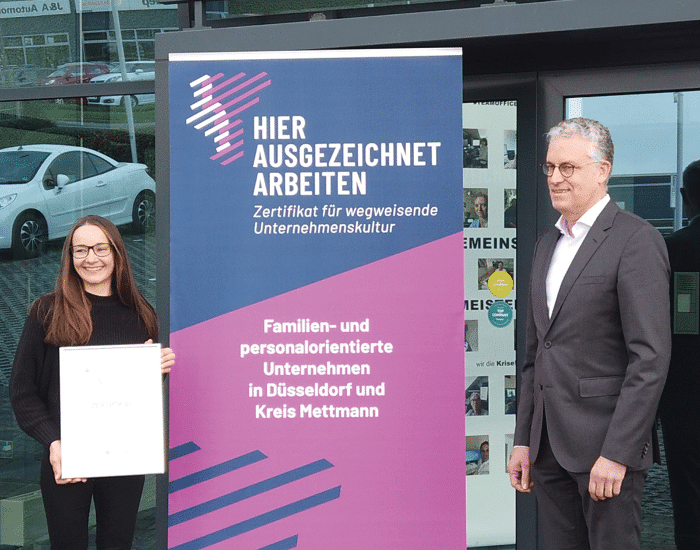 Birgit Bongartz, HR-Business Partner von PX, und Klaus Geusen, geschäftsführender Gesellschafter, posieren für die Zertifikatsübergabe.