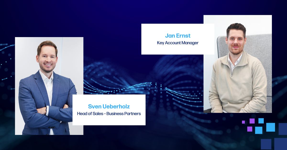 Fotos von Sven Ueberholz, Head of Sales – Business Partners, und Jan Ernst, Key Account Manager bei PropertyExpert auf blau gemustertem Hintergrund