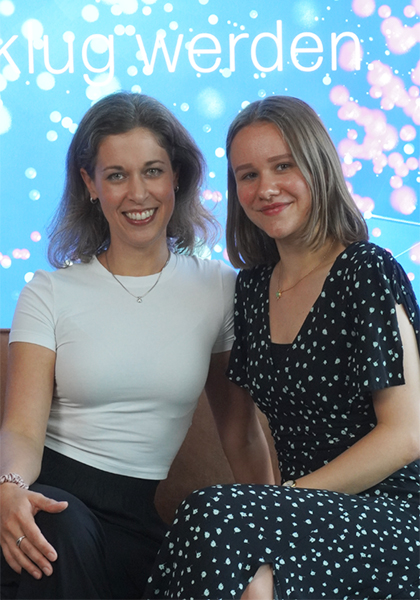 Rebekka Amidzic, HR Business Partnerin, und Annina Mäder, Werkstudentin HR, von PropertyExpert