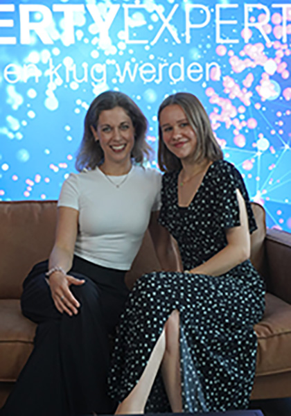 Rebekka Amidzic, HR Business Partnerin, und Annina Mäder, Werkstudentin HR, von PropertyExpert