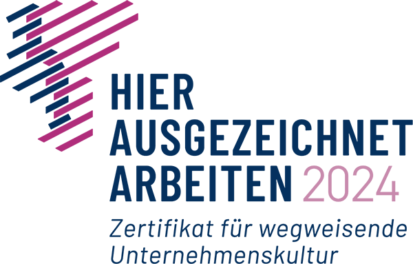 Schriftzug in der Farbe blau mit dem Wortlaut "Hier ausgezeichnet arbeiten 2024"